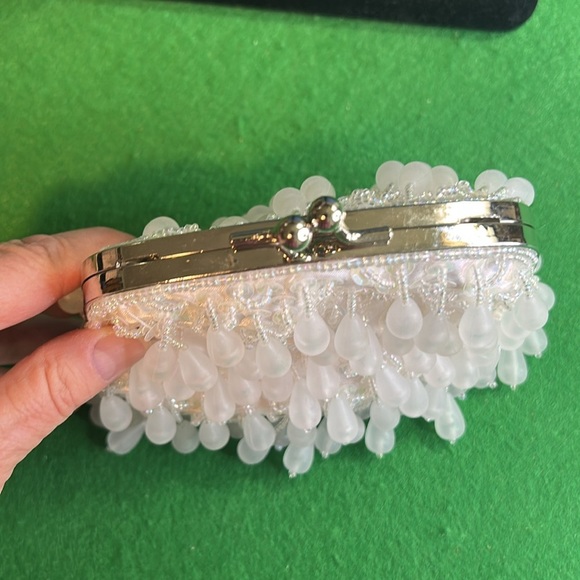 CEM RARE WHITE BEADED KISS-LOCK CLOSURE CROSSBODY CLUTCH - Picture 12 of 16